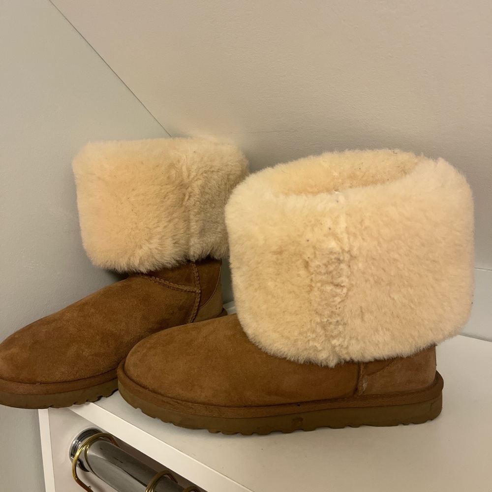 Uggs. SIZE 7 lightly worn